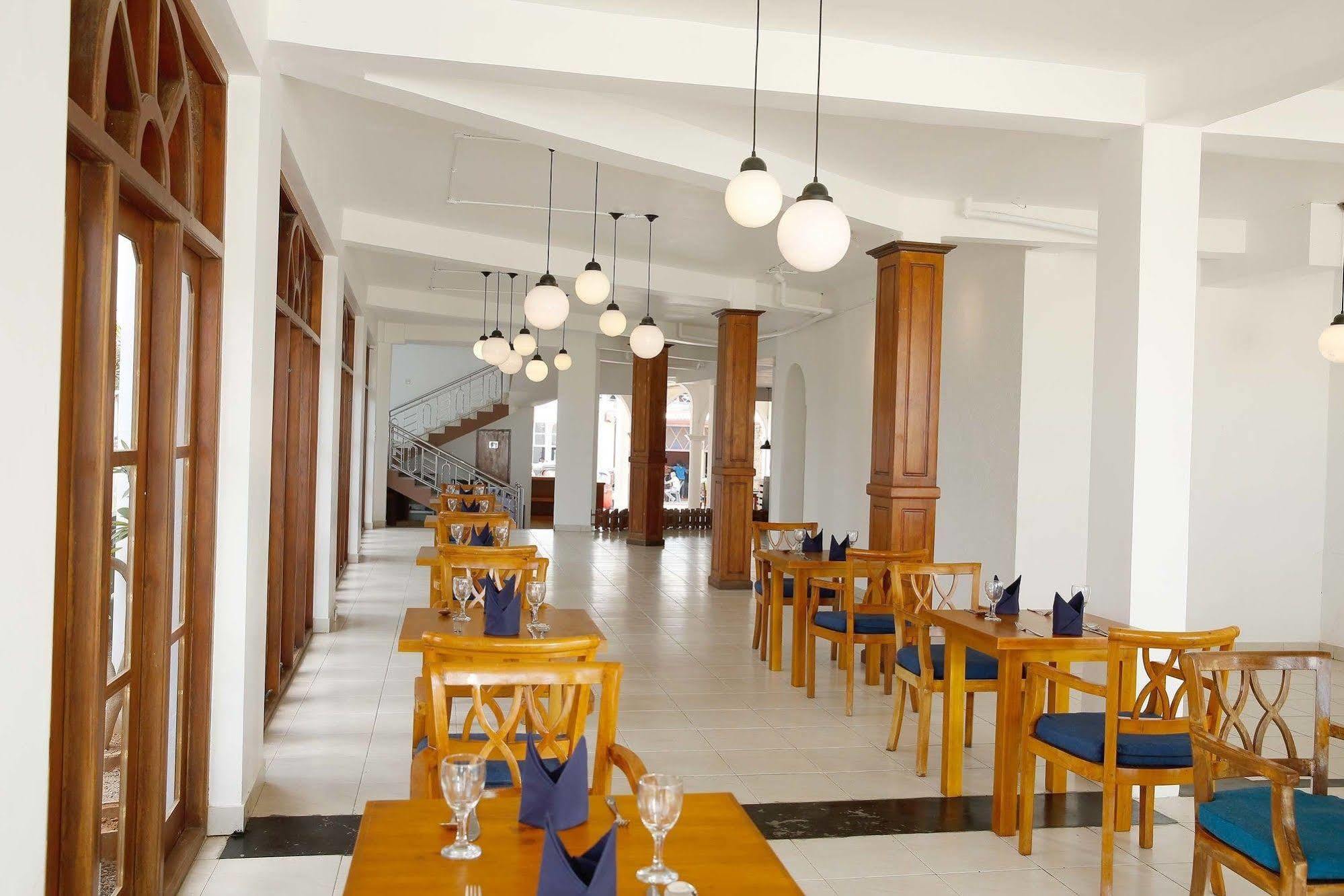 נגומבו The Reef Beach Hotel מראה חיצוני תמונה